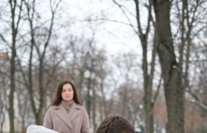 “You’re not losing your sight,” a homeless girl whispered to the wealthy man. “Your wife is poisoning your food.” When he followed her warning and poured the soup down the drain, what he discovered left him frozen in sh0ck.